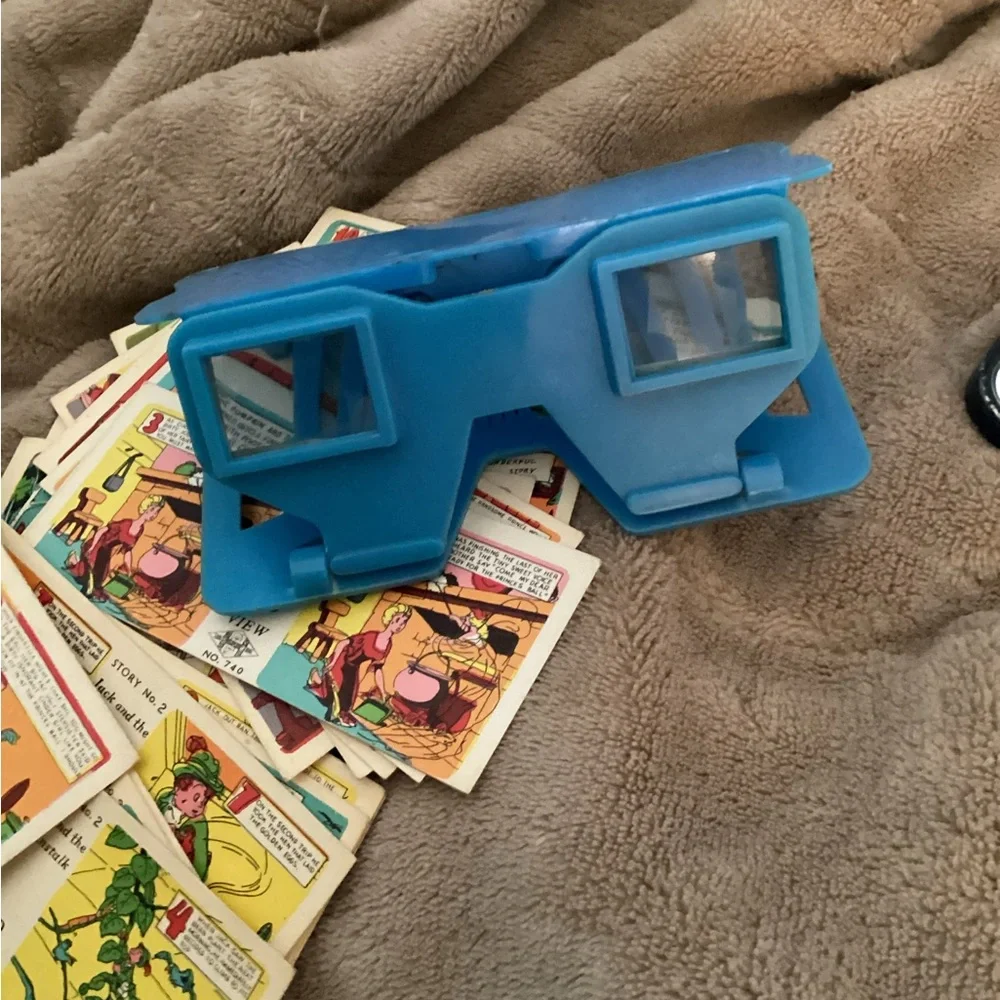 Vintage 1960s Justen Viewer 3D featuring 20 view cards